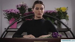 Очень красивая девушка сделал парню минет и потрахалсь с ним в очень забавных позах