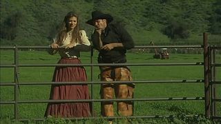 Ковбой трахнул красотку в корсете прямо на природе под деревом