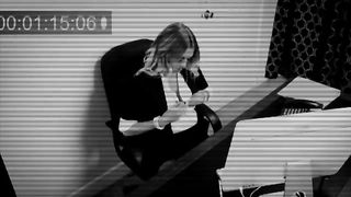 Собрал досье на начальницу и снял на скрытую камеру ее мастурбицию