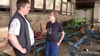 Немецкий отец после минета выебал непослушную падчерицу в платке в манду на ферме