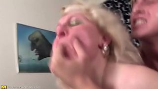 Групповуха пацана с тремя зрелыми домохозяйками с еблей дилдо и камшотом на лицо