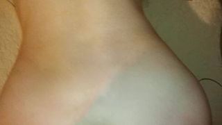 Отец трахает дочку в узкое очко и заставляет её раздвигать ручками ягодицы