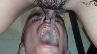 Сучка нассала парню в рот и на лицо