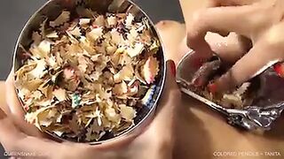 Телка делает в пизде пенал для карандашей